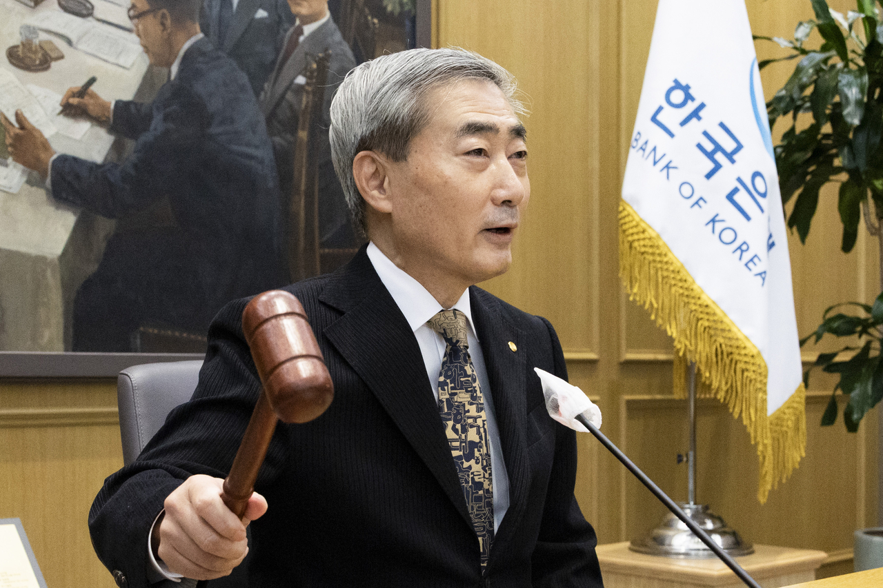 신현송 한국은행 총재가 22일 서울 중구 한국은행에서 열린 금융통화위원회 회의에서 의사봉을 두드리고 있다. [연합]