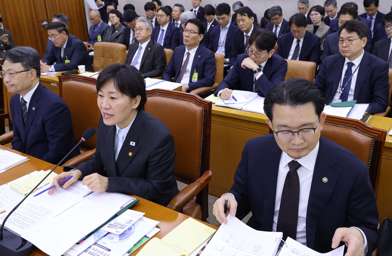송미령 농림축산식품부 장관이 22일 국회 농림축산식품해양수산위원회에서 열린 2026년도 종합 국정감사에 출석해 질의에 답하고 있다. <연합뉴스>