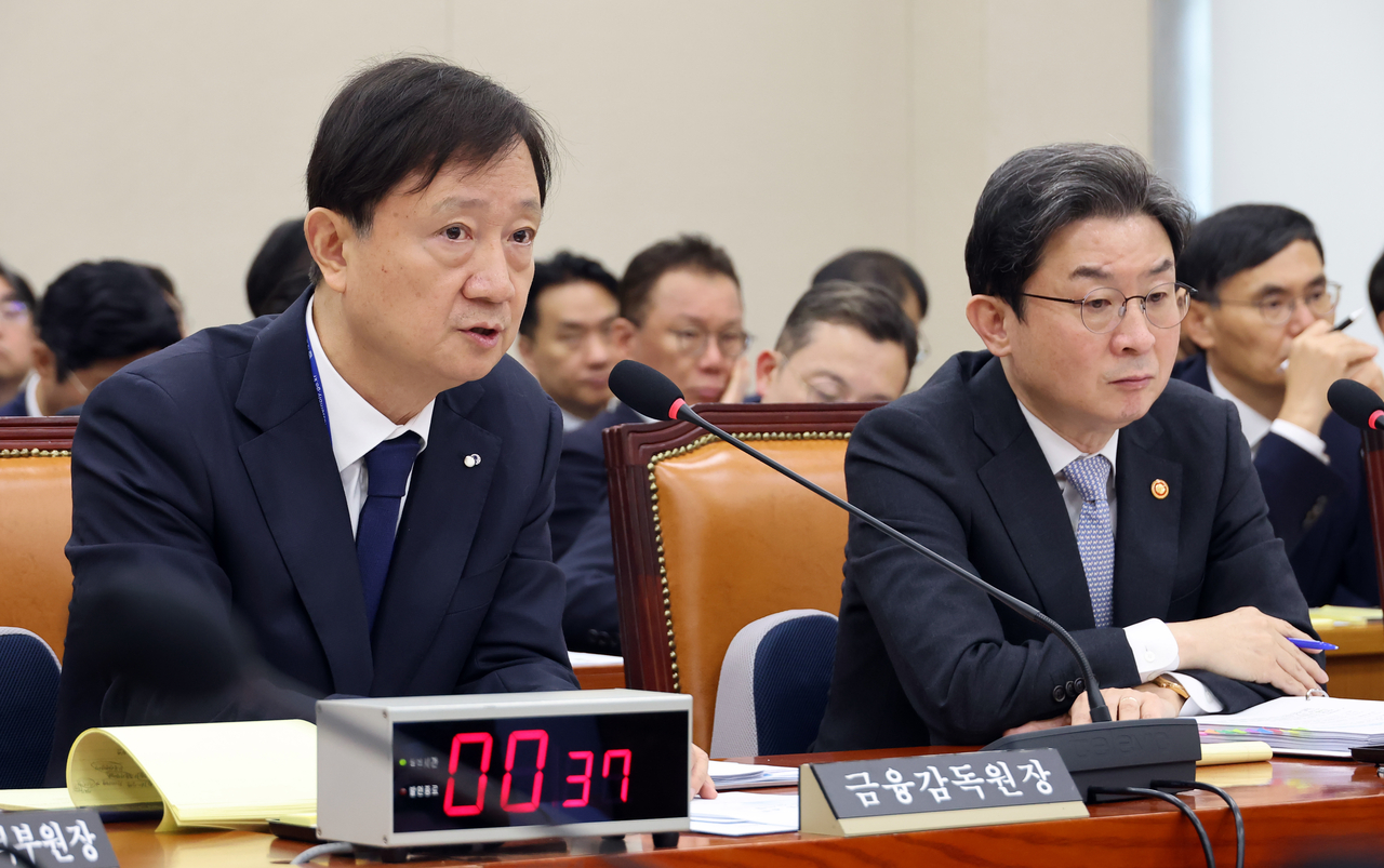 이찬진 금융감독원장(왼쪽)이 22일 국회에서 열린 정무위원회 국정감사에서 위원 질문에 답하고 있다. 오른쪽은 이억원 금융위원장. [연합]