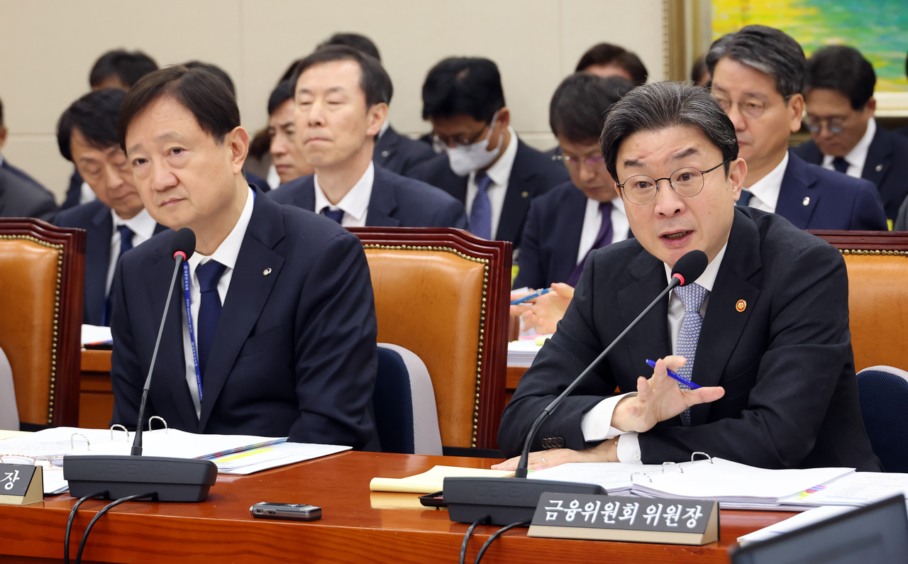 이억원 금융위원장(오른쪽)이 22일 국회에서 열린 정무위원회 국정감사에서 위원 질문에 답하고 있다. 왼쪽은 이찬진 금융감독원장. [연합]
