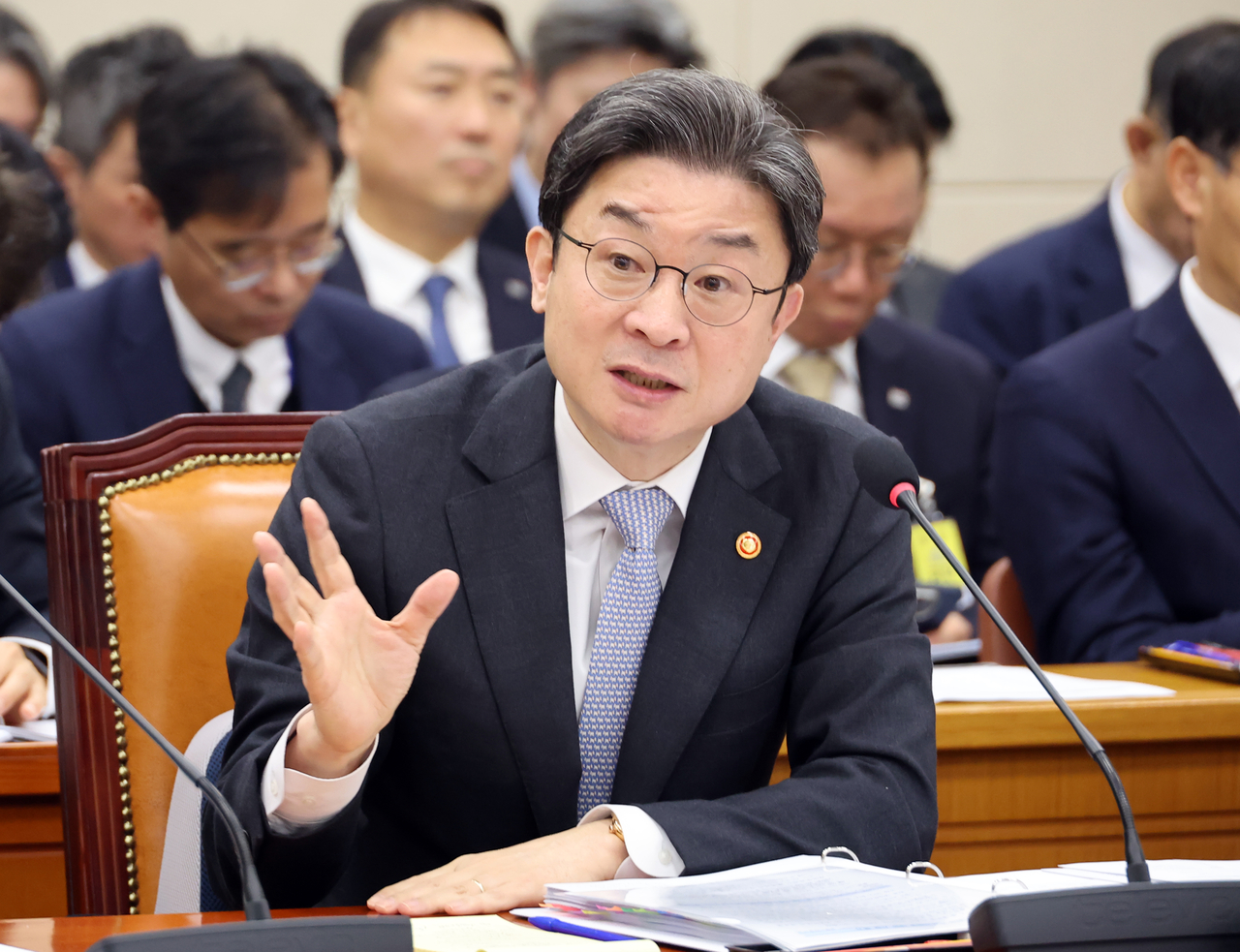 이억원 금융위원장이 22일 국회에서 열린 정무위원회 국정감사에서 위원 질문에 답하고 있다. [연합]