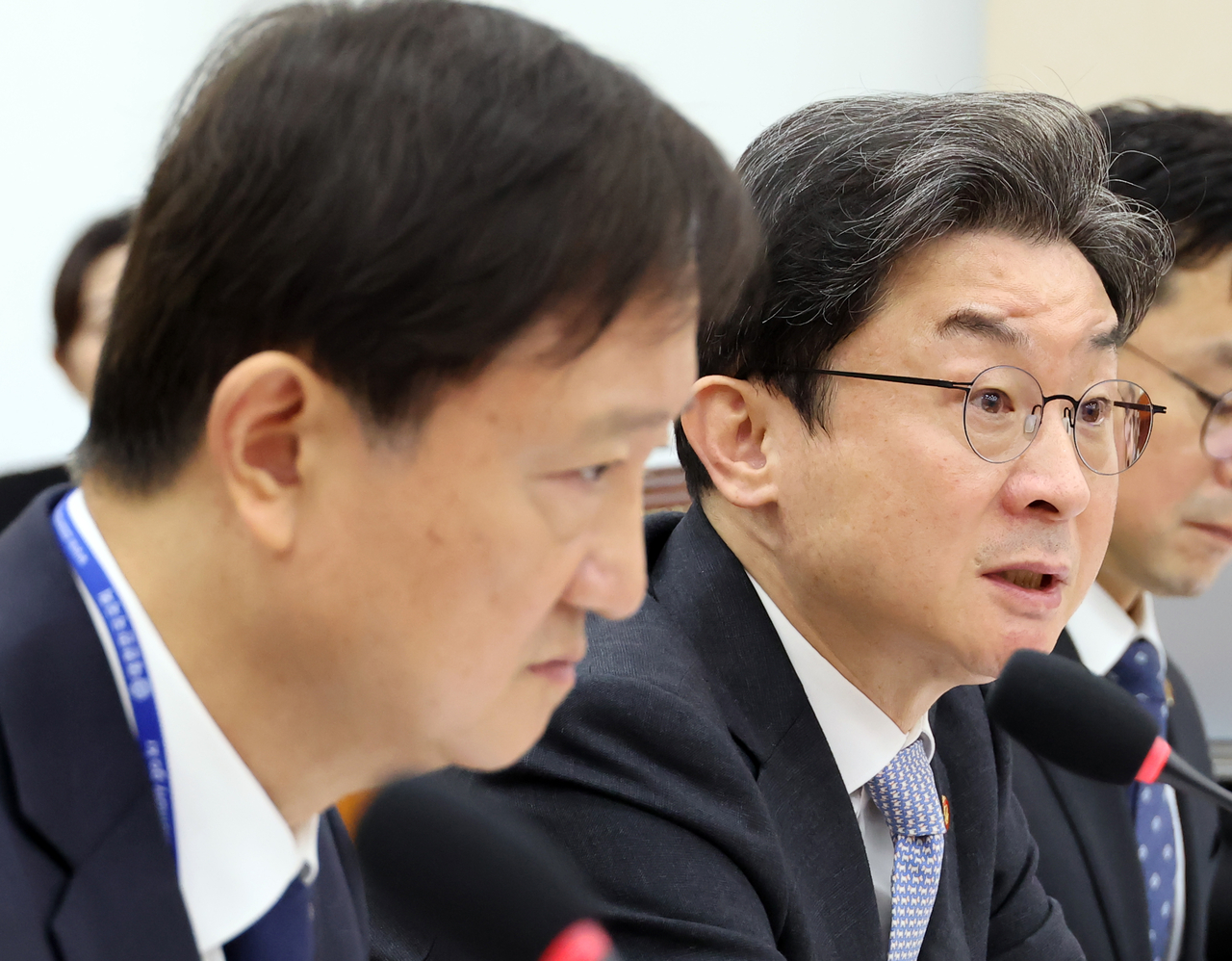 Financial Services Commission Chairman Lee Eok-won (right) answers lawmakers' questions at the National Assembly's audit of the Financial Services Commission and Financial Supervisory Service by the National Policy Committee on Thursday. At left is FSS Governor Lee Chan-jin. [Yonhap]