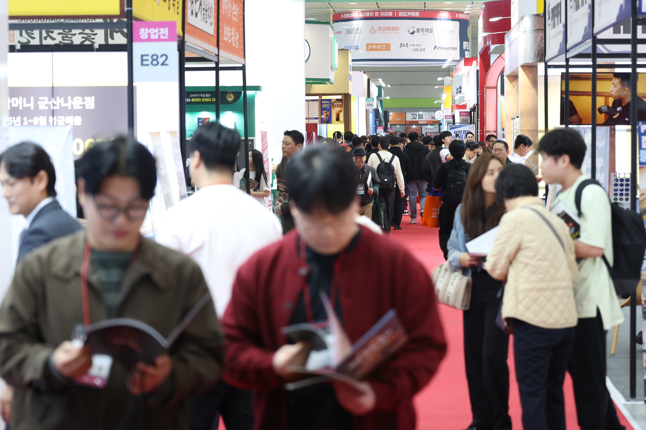 22일 서울 강남구 코엑스에서 열린 2026 하반기 IFS 프랜차이즈 창업ㆍ산업 박람회에서 참관객들이 업체 정보를 살펴보고 있다. [연합]