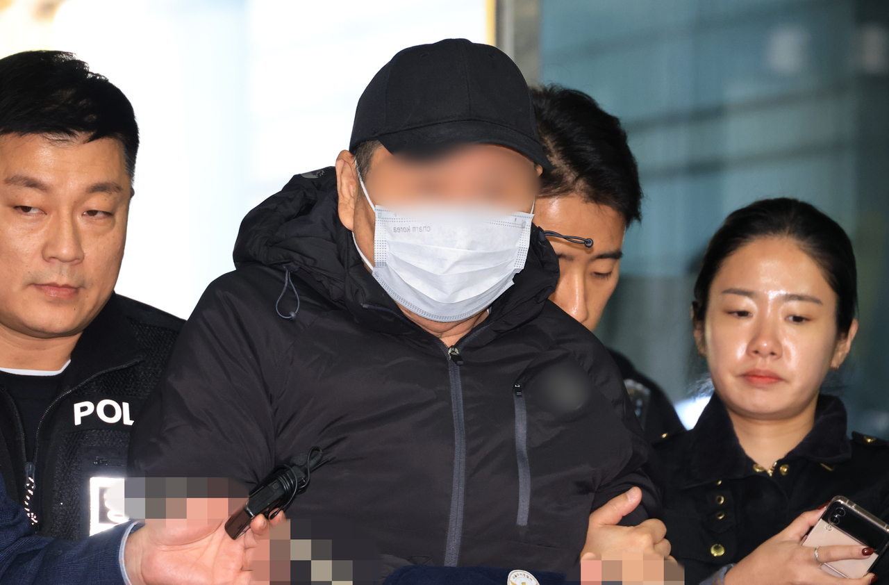 지난 20일 서울 강남구 역삼동 빌딩 두 곳에 불을 질러 19명을 다치게 한 피의자 이씨가 22일 구속 전 피의자 심문에 참석하기 위해 서울 서초구 중앙지법으로 들어서고 있다. [연합]