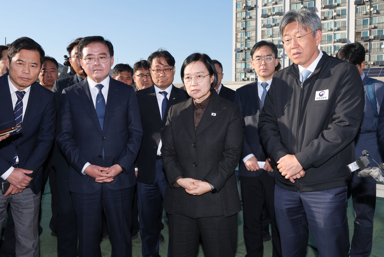 Prime Minister Han Seong-sook inspects a housing supply site at the former Gonghang High School in Gangseo-gu, Seoul, on Thursday. [Yonhap]