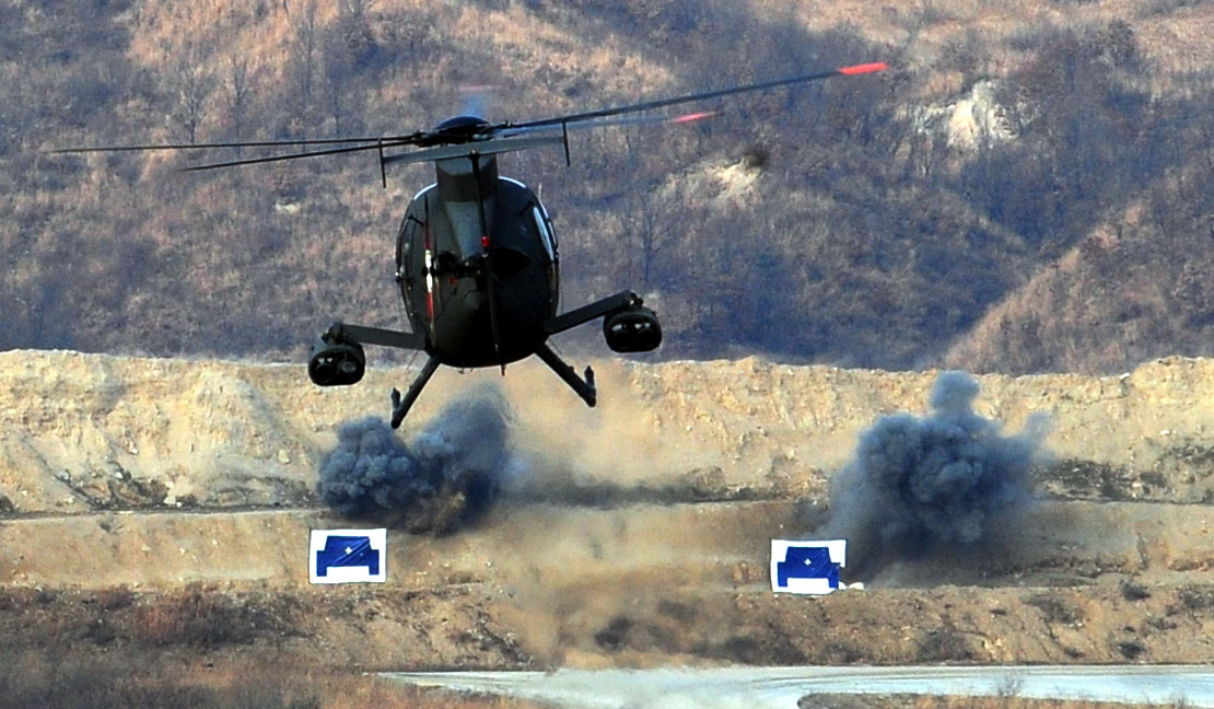 The Army conducts a winter combined air-ground exercise at the Seungjin Training Field in Pocheon, Gyeonggi Province. A 500MD helicopter carries out a live-fire drill. [The Herald Business DB]