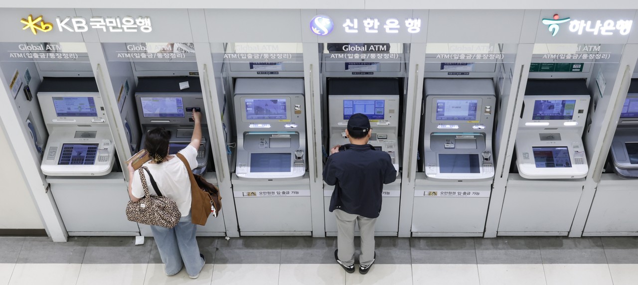 “믿었던 기업마저 돈 뺀다” 차곡차곡 늘던 ‘기업정기예금’ 10월 들어 꺾여, 은행권 비상 [머니뭐니]