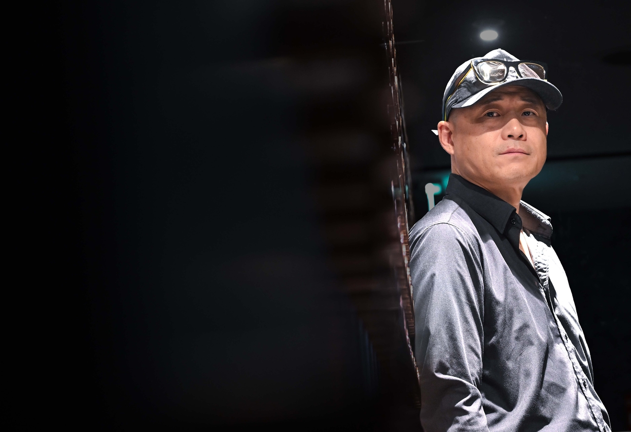 영화 ‘여전히 찬란하게’를 제작한 송일곤 감독이 22일 오후 서울 강남구 한 카페에서 헤럴드경제와의 인터뷰에 앞서 포즈를 취하고 있다. 이상섭 기자
