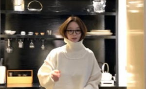 강민경, 청순 여친짤 가득 공개..“따수운 신발 신고 사부작”