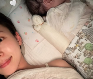 김지영, 민낯도 빛이 나네..딸 옆에 누워 청순 비주얼
