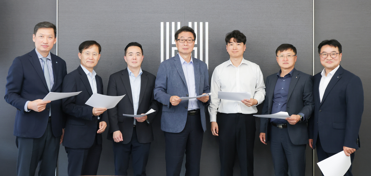 권남근(왼쪽부터) 헤럴드경제 편집국장과 박진호 보험개발원 부원장, 변지영 금융감독원 보험감독국 건전경영팀 팀장, 성주호 경희대 경영대 교수(심사위원장), 배수암 금융위원회 보험과 사무관, 최종수 손해보험협회 소비자서비스본부장, 조성준 생명보험협회 소비자서비스본부장이 지난달 21일 서울 용산구 헤럴드스퀘어 대회의실에서 제31회 헤럴드보험대상 심사를 맡았다. 정성희 보험연구원 부원장은 서면 심사로 참여했다.  윤창빈 기자