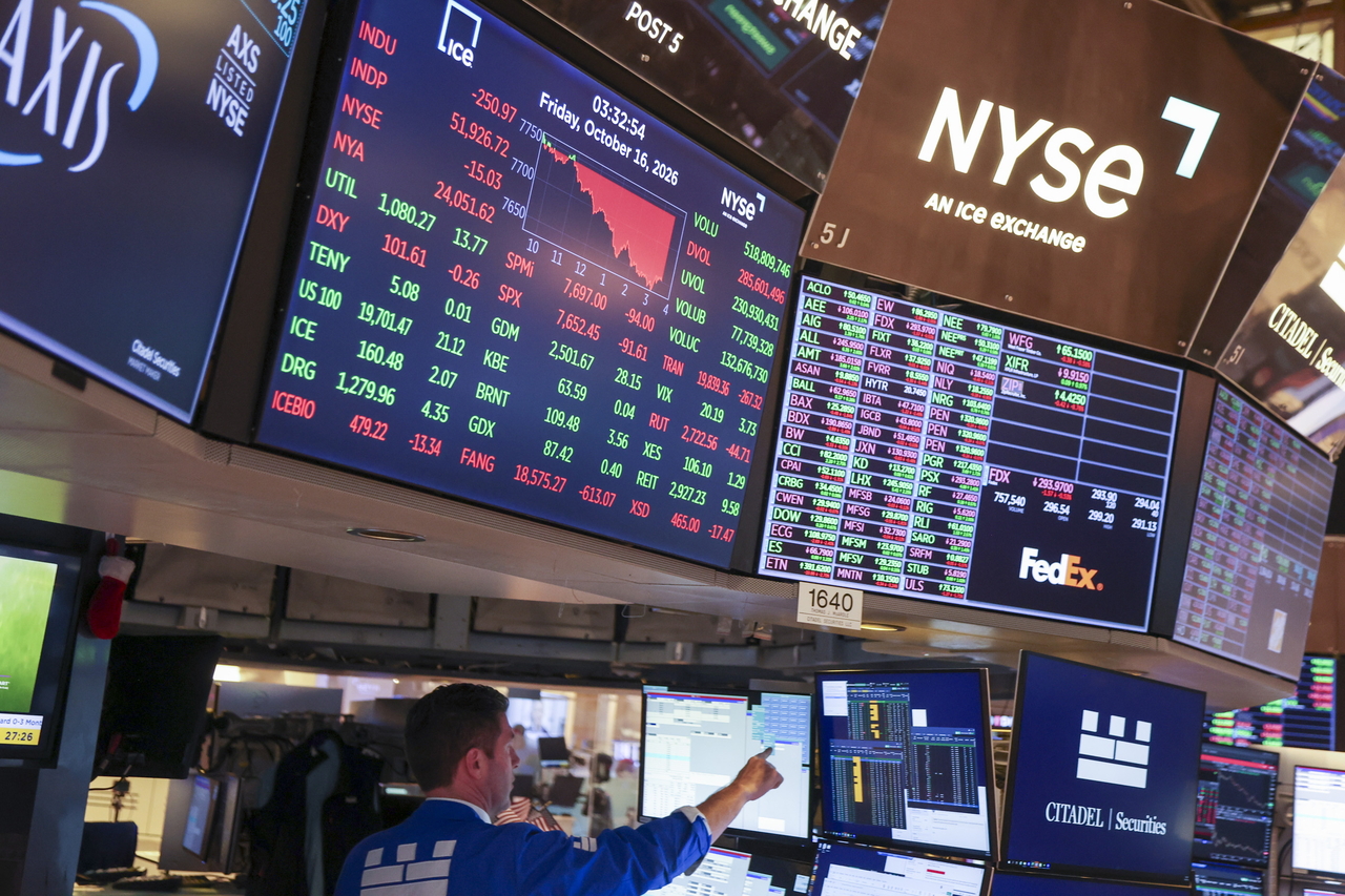 미국 뉴욕주 뉴욕, 뉴욕증권거래소(NYSE) 객장에서 한 트레이더가 장 마감 종이 울리기 전 업무를 보고 있다. [EPA]
