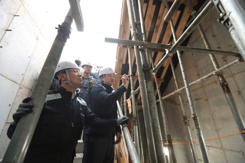 김영훈 고용노동부 장관이 16일 부산 남구의 한 대학교 부속 동물병원 신축 현장을 불시에 방문해 붕괴·매몰사고를 예방하는 안전조치 이행 여부를 점검하고 있다. [연합]