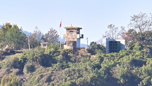 Koreas edge toward loudspeaker standoff as North warns of broadcast restart