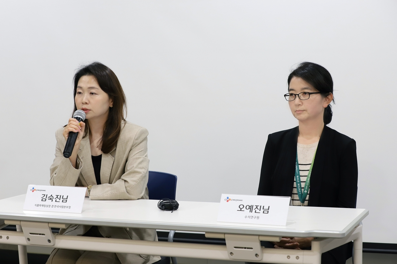 김숙진(왼쪽) CJ제일제당 식품마케팅실장과 오예진 CJ식품연구소 수석연구원이 21일 충북 진천 CJ블로썸캠퍼스에서 열린 ‘햇반 30주년 기자간담회’에서 발언하고 있다. [CJ제일제당 제공]