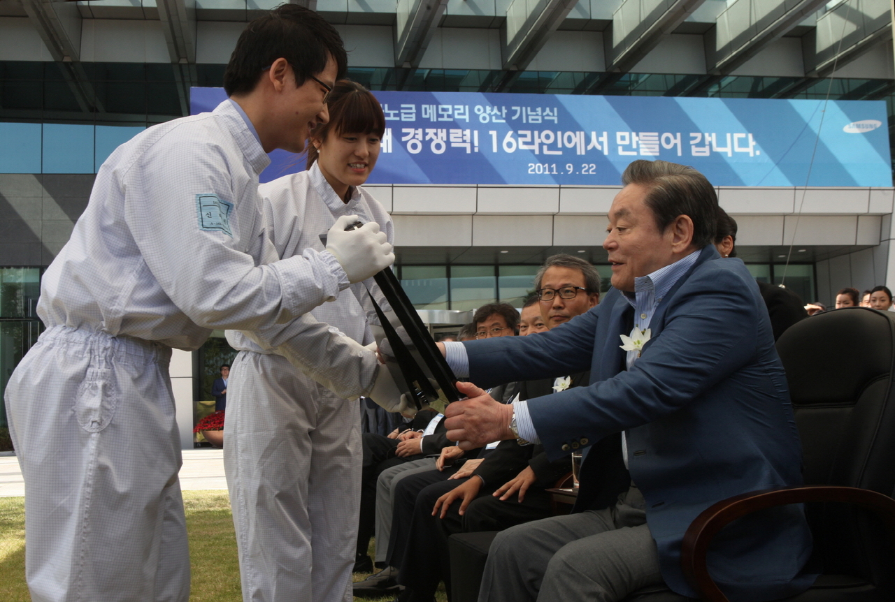 Late Samsung Group Chairman Lee Kun-hee attends the launch ceremony for Memory Line 16 at Samsung Electronics' Hwaseong campus in September 2011. [Samsung Electronics]