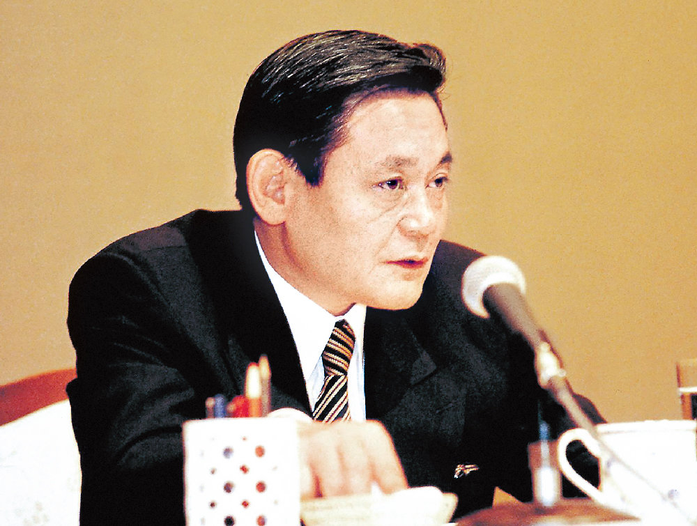 Then-Samsung Chairman Lee Kun-hee delivers his landmark New Management declaration to company executives at the Kempinski Hotel in Frankfurt, Germany, in June 1993. (Samsung Electronics)