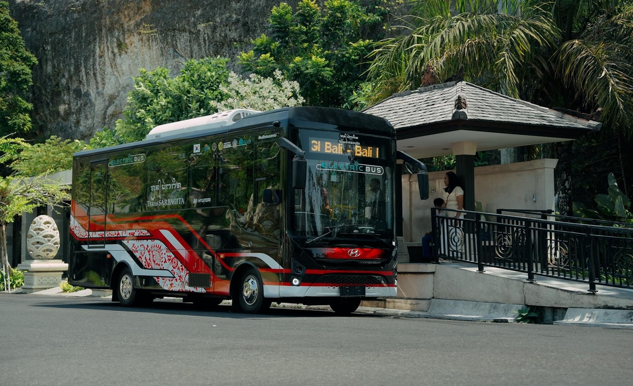 Hyundai Motor Co.'s County electric bus operates on a road in Bali, Indonesia, in this photo provided by the South Korean automaker on Friday. (Yonhap)