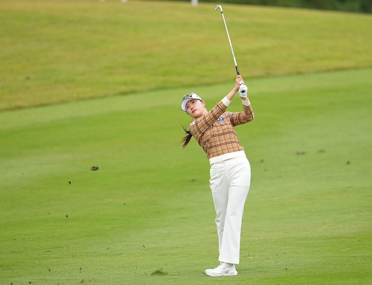 김민선7이 23일 전남 해남군 파인비치 골프링크스에서 열린 LPGA투어 BMW 레이디스 챔피언십 2라운드 18번 홀에서 두 번째 아이언샷을 하고 있다. [대회 조직위 제공]