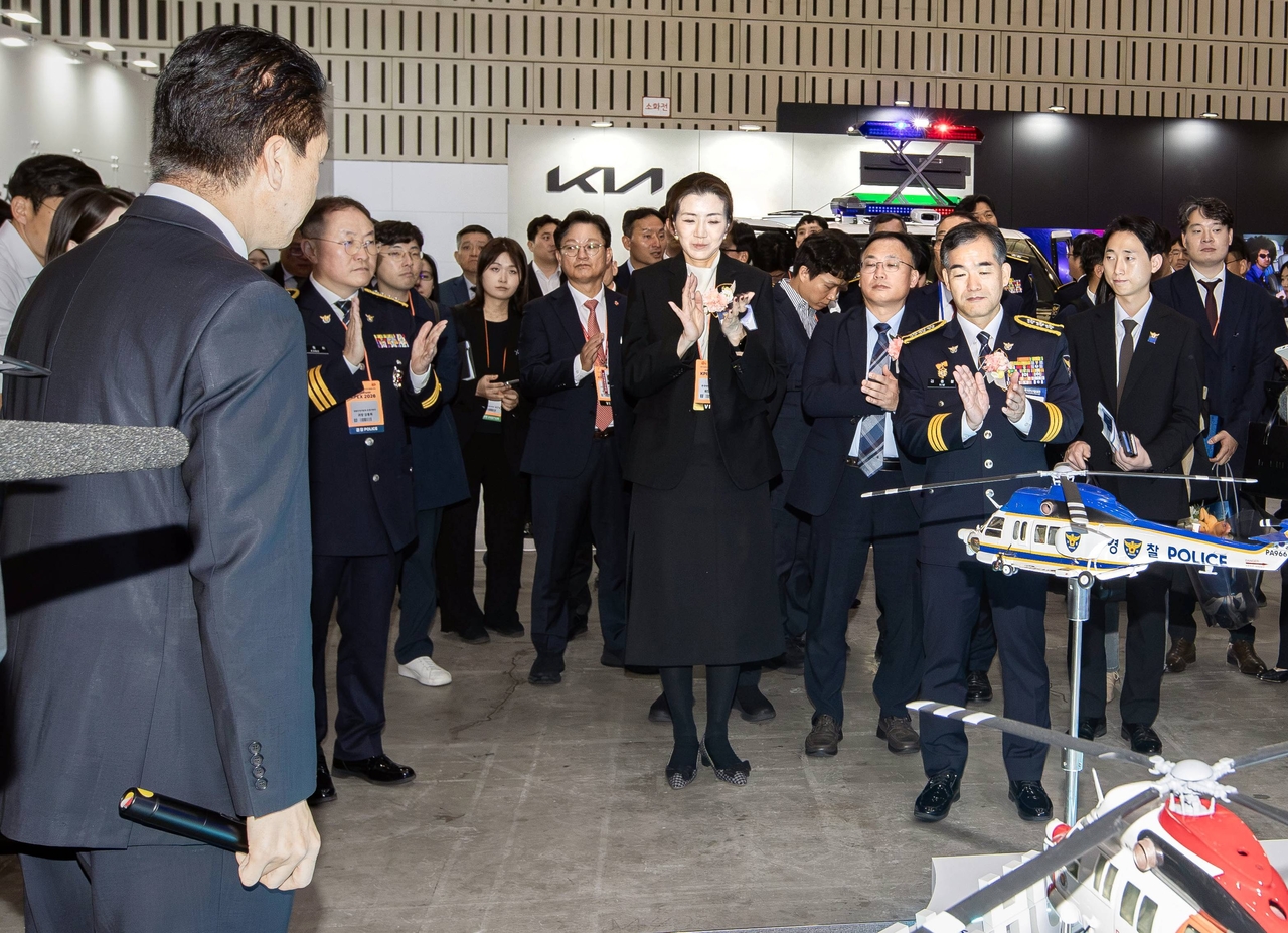 Hanjin President Cho Hyun-min tours exhibition booths at the 2026 Korea Public Safety Industry Expo held Wednesday at Songdo Convensia in Incheon. [Hanjin]