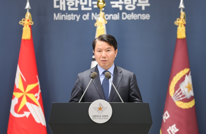 Deputy Defense Minister for Policy Kim Hong-cheol makes a statement regarding the inter-Korean border at the defense ministry in Seoul on Oct. 23, 2026. (Yonhap)