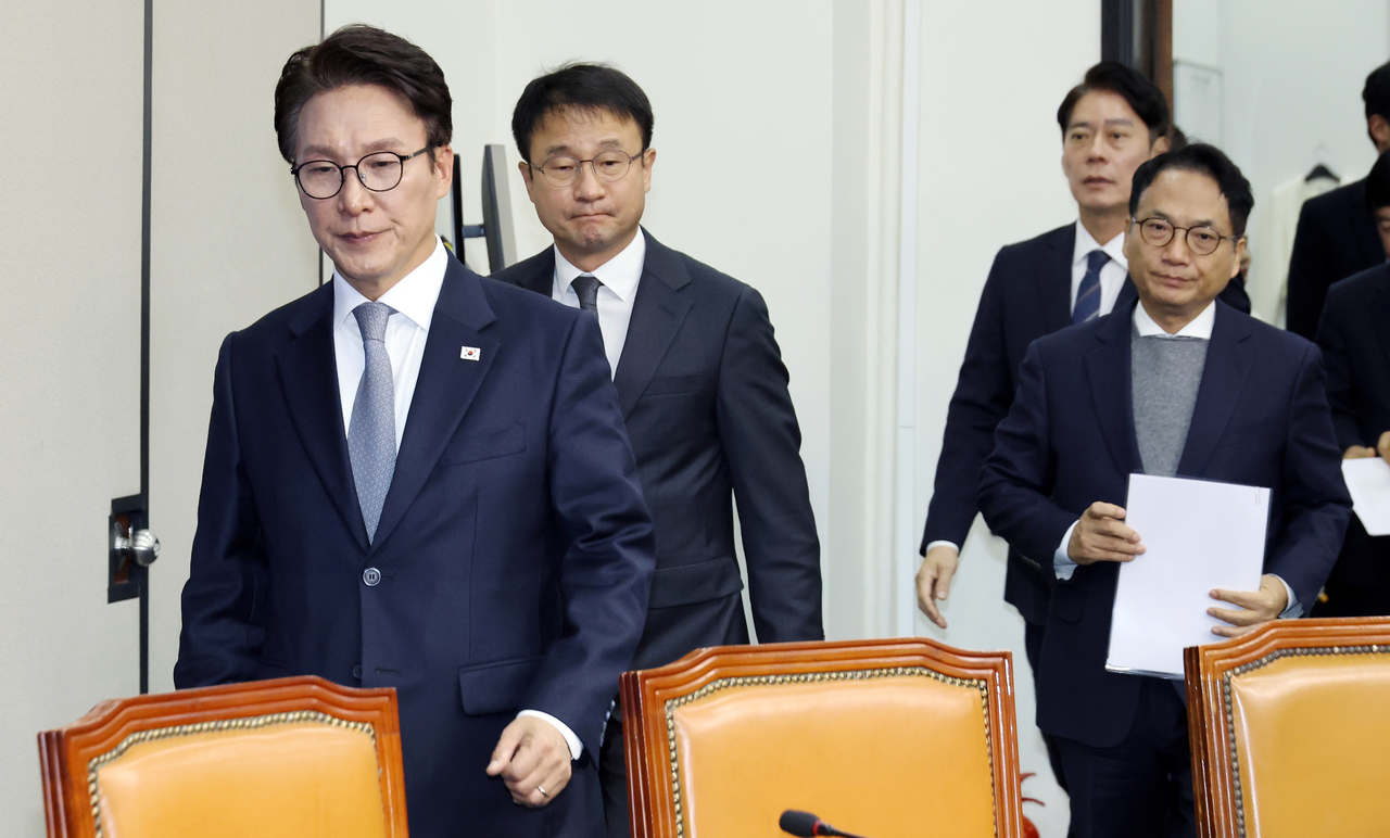 김민석(앞줄) 더불어민주당 대표가 23일 국회에서 열린 최고위원회의에 입장하고 있다.  [연합]