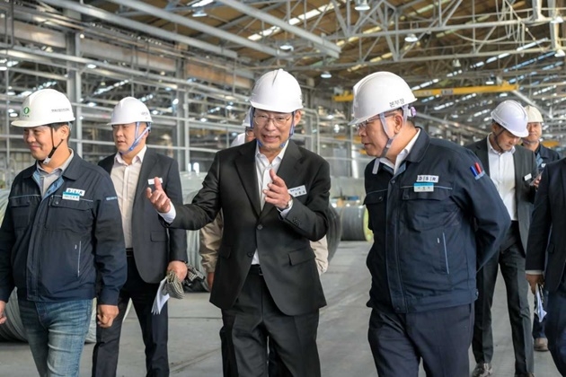 Suncheon Mayor Son Hun-mo listens to industry representatives during a visit to the DSR Wire factory on Thursday. [Photo by Suncheon City]