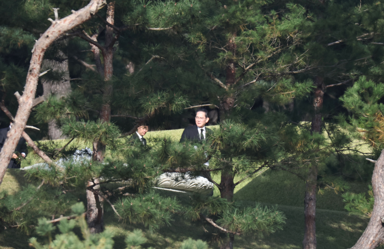 Samsung Electronics Chairman Lee Jae-yong attends a memorial service marking the sixth anniversary of his father Lee Kun-hee’s death at the family burial site in Suwon, Gyeonggi Province, on Friday. (Yonhap)