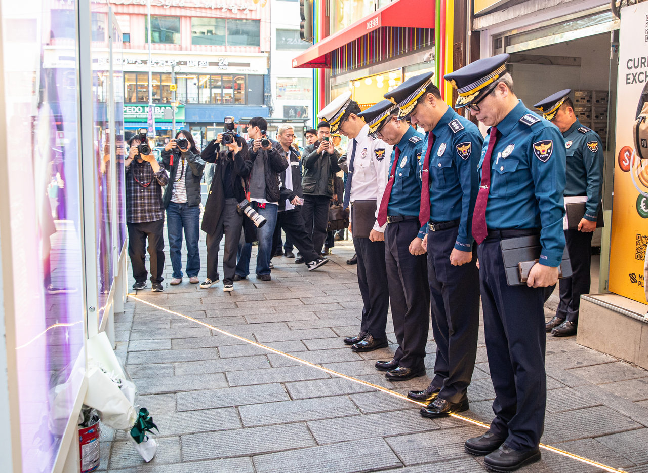 고범석 서울경찰청장이 지난 22일 오후 서울 용산구 이태원 참사 현장을 찾아 묵념하고 있다. [서울경찰청 제공]