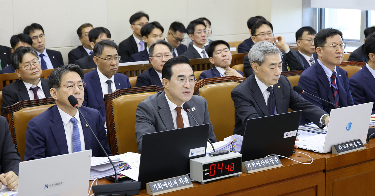 박홍근 기획예산처 장관이 23일 국회 재정경제기획위원회에서 열린 2026년도 종합 국정감사에 출석해 질의에 답하고 있다. [연합]