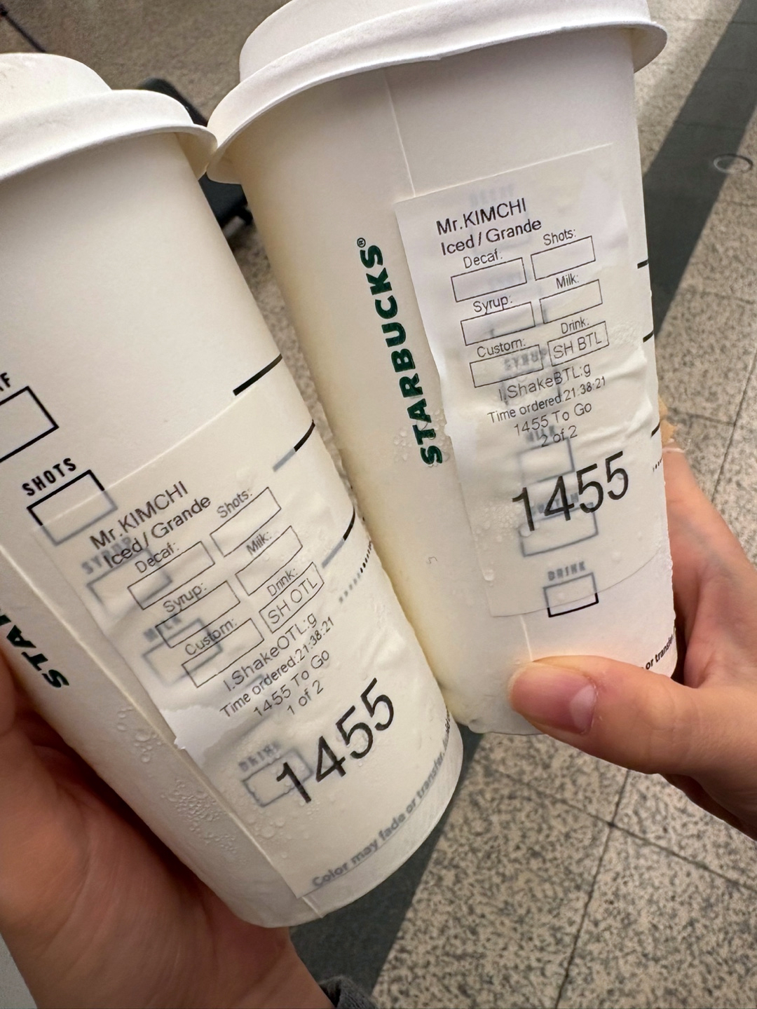 지난 11일 홍콩국제공항 내 스타벅스에서 김씨 성을 가진 한국인 고객의 음료컵에 ‘김치’라고 표시한 모습. [독자제공/코리아헤럴드]