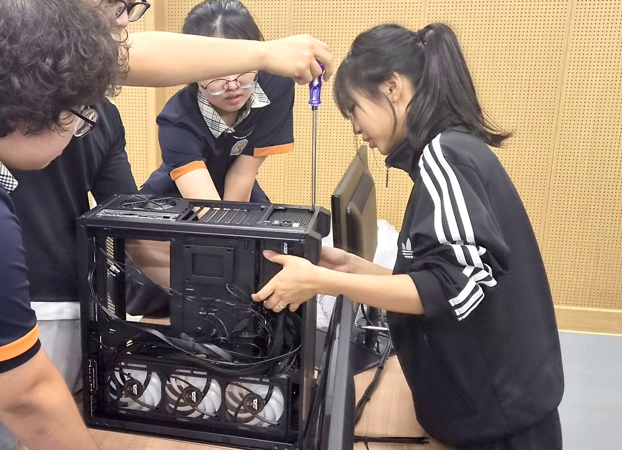 Students at Korea Fire Safety Meister High School developed a specialized AI tool for fire safety regulations.