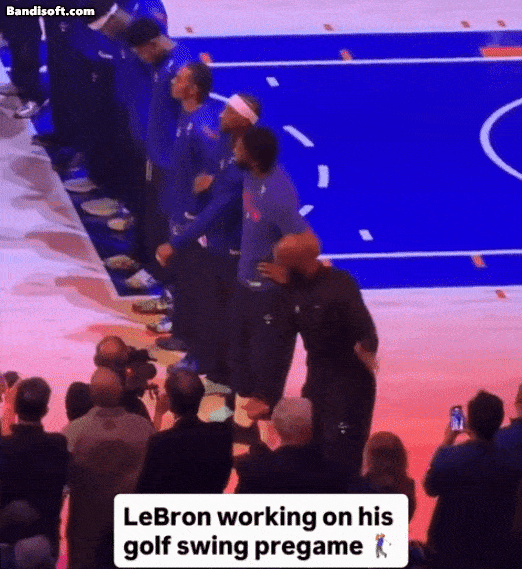 도널드 트럼프 미국 대통령이 22일(현지시간) 트루스소셜에 미국프로농구(NBA) 슈퍼스타 중 한 명인 르브론 제임스(필라델피아)를 또 공개적으로 비판하면서 게시한 영상. 영상 속에서 제임스는 농구 경기장에서 미국 국가가 나오는 동안 맨손으로 골프 스윙처럼 보이는 동작을 크게 하거나 농구 슛 연습을 반복적으로 하고 있다. [트루스소셜]