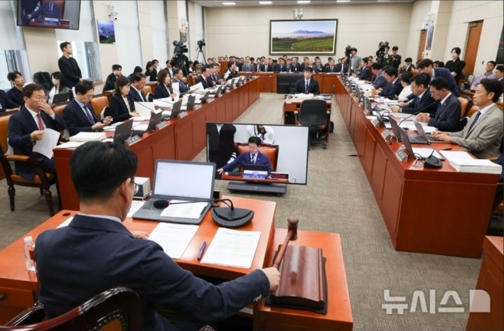 김정호 국회 기후에너지환경노동위원회 위원장이 지난 19일 오전 서울 여의도 국회에서 열린 기후에너지환경노동위원회 국정감사에 의사봉을 두드리고 있다. [뉴시스]