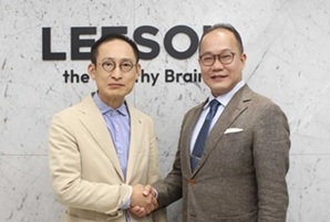 리솔 이승우 대표(왼쪽)와 일보 후나이종합연구소 글로벌 협력실 오오야마 히로토시 실장이 전략적 제휴협력 협약을 하고 있다.  [회사 제공]