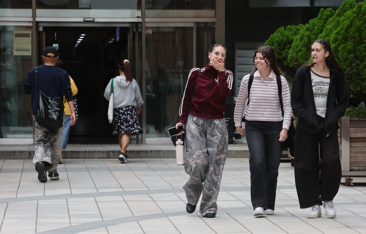 This unrelated photo shows foreign students walking in a campus in Seoul in September. (Yonhap)