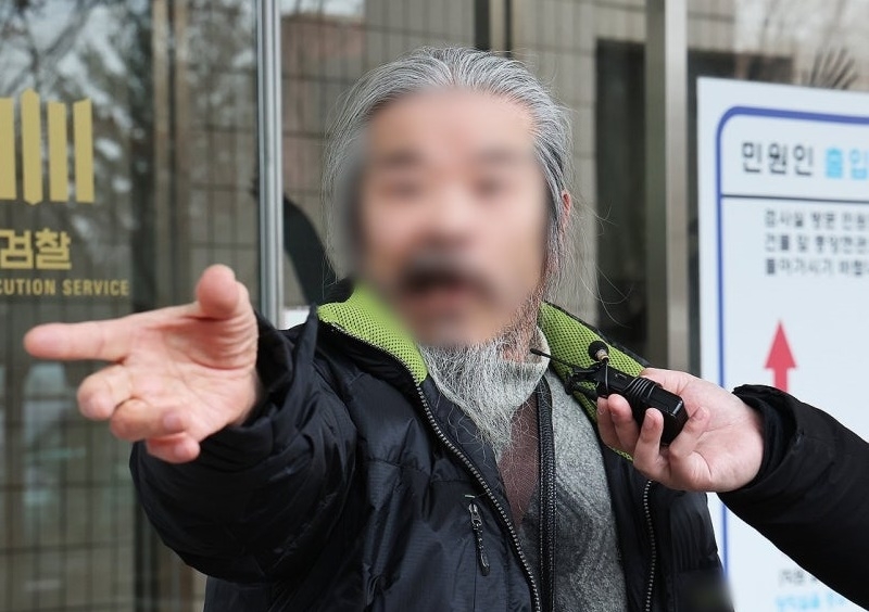 Jo Doo-soon leaves court after a hearing [Yonhap]
