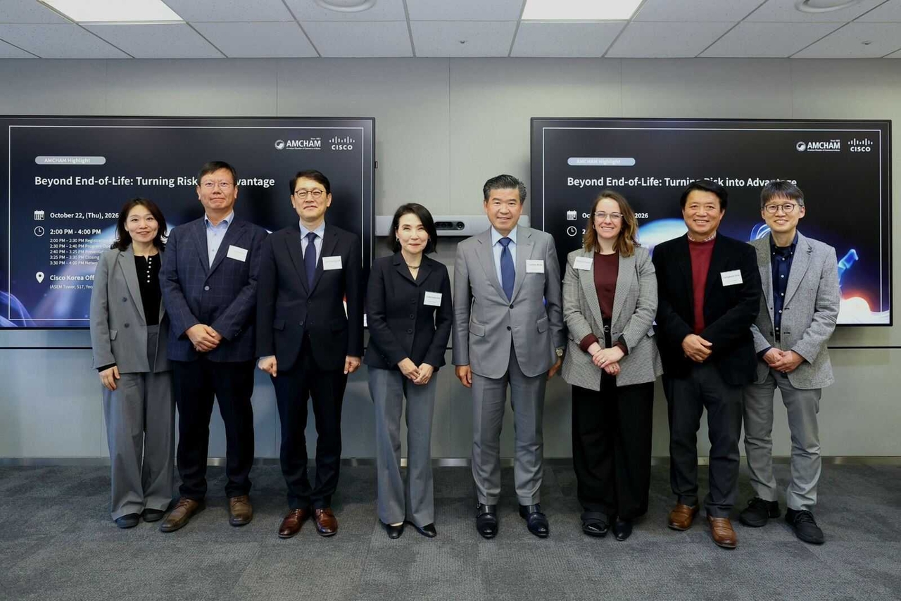 From third left: Korea Internet Security Agency Vice President Oh Jin-young, Cisco Korea President Choi Ji-hee, AmCham Chairman and CEO James Kim, and Cisco Asia-Pacific Head of Cybersecurity Policy Sarah Sloan pose at a cybersecurity roundtable held at Cisco Korea's office in Seoul on Thursday. (AmCham Korea)