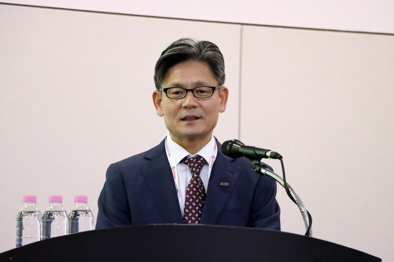 양병내 한국기계전기전자시헝연구원장이 22일 일산 킨텍스(KINTEX)에서 열린  ‘2026 탄소중립 시대 차세대 냉매 국제심포지엄’애서 축사를 하고 있다. [KTC  제공]
