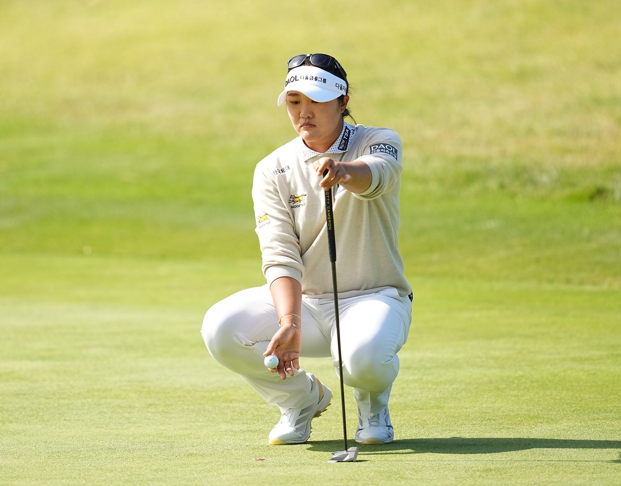 유해란이 23일 전남 해남군 파인비치 골프링크스에서 열린 LPGA투어 BMW 레이디스 챔피언십 2라운드 6번 홀에서 이글을 기록한 뒤 홀에서 공을 꺼내고 있다. [대회 조직위 제공]