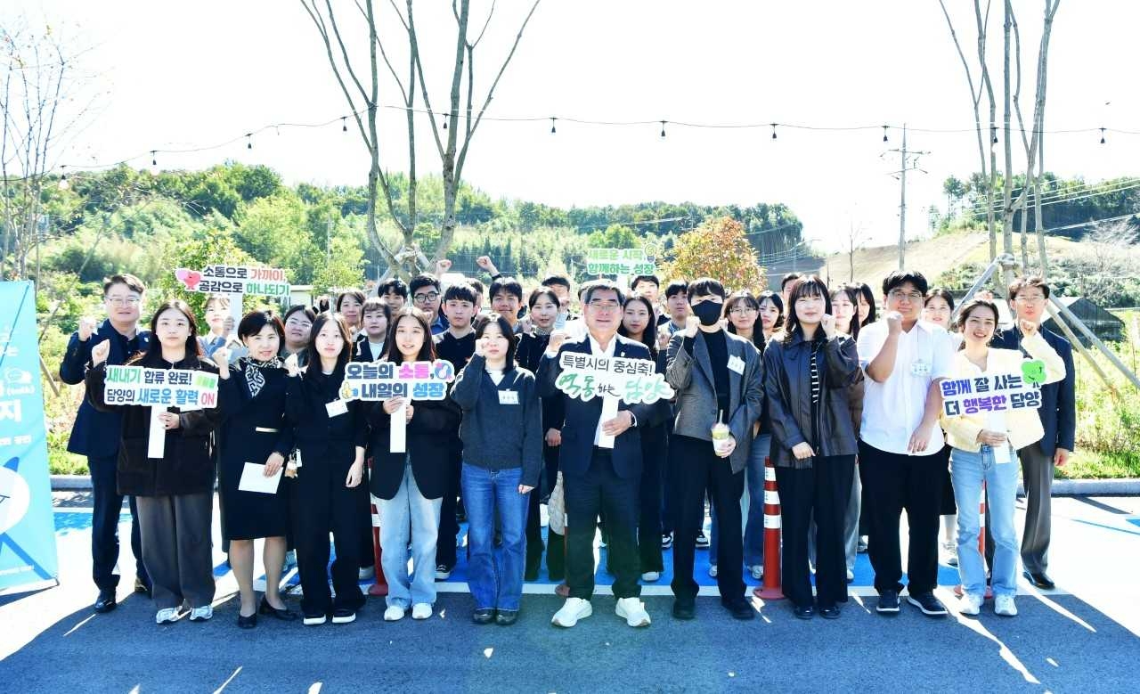 담양군(군수 박종원)은 22일 군수와 직원이 편안한 분위기에서 의견을 나누는 소통·공감 프로그램 ‘이음 톡(talk) 라운지’의 첫 행사를 개최했다.
