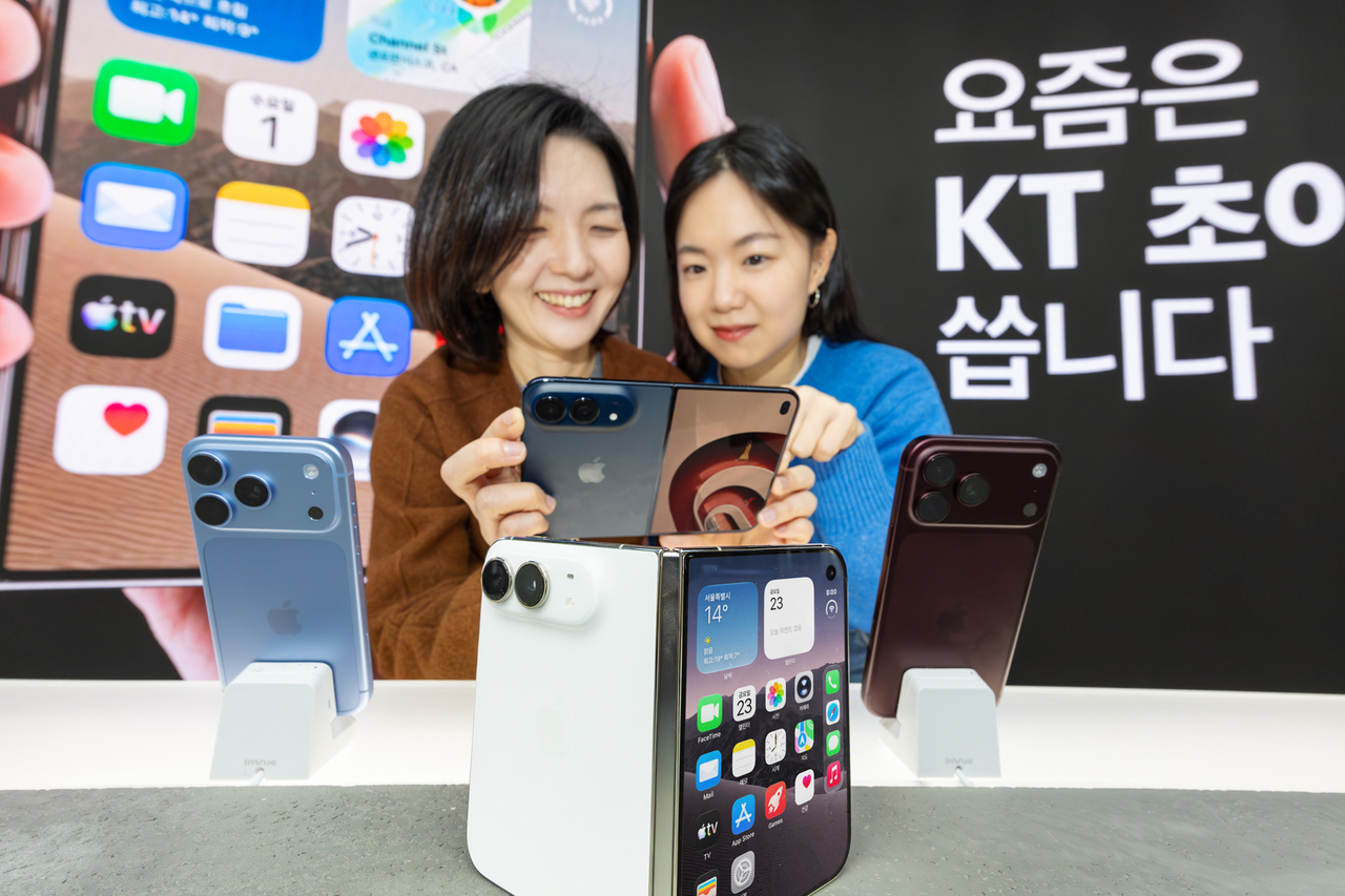 KT 모델이 23일 공식 출시된 아이폰 듀오를 선보이고 있다. [KT 제공]