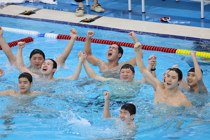 The Seoul Sports High School water polo team celebrates after winning the final at the National Sports Festival.