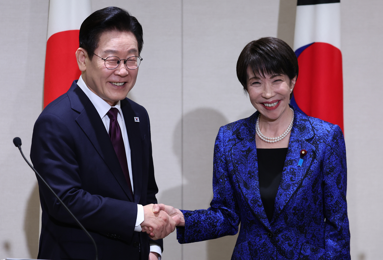 President Lee Jae Myung and Japanese Prime Minister Sanae Takaichi shake hands after a joint press statement following their summit in Nara Prefecture, Japan, on the 13th. (Yonhap)