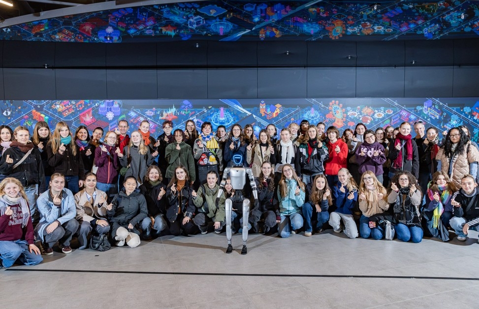 Members of the Hanover Girls' Choir visit the Gwangjin Future Technology Experience Center.