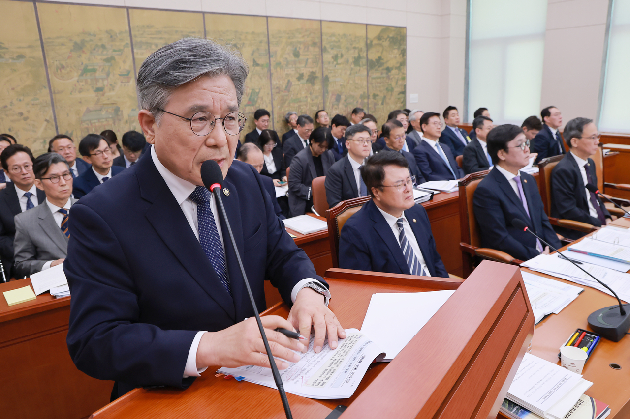 허민 국가유산청장이 23일 국회 문화체육관광위원회에서 열린 문화체육관광부, 국가유산청 등에 대한 종합감사에서 문체위원 질의에 답하고 있다.  [연합뉴스 제공]