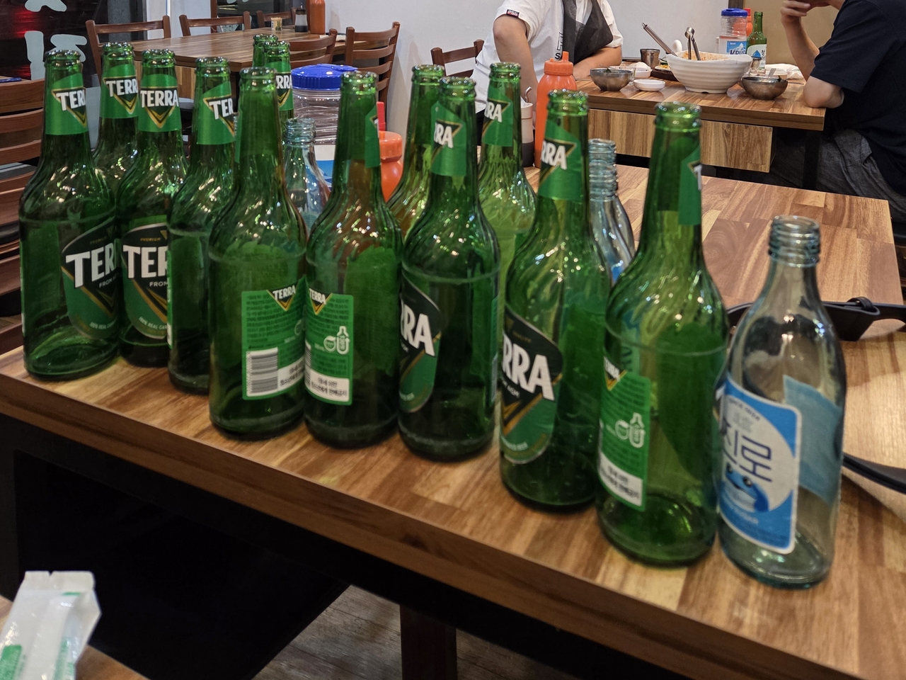 한 식당에 놓여 있는 소주병과 맥주병 사진. 정대한 기자