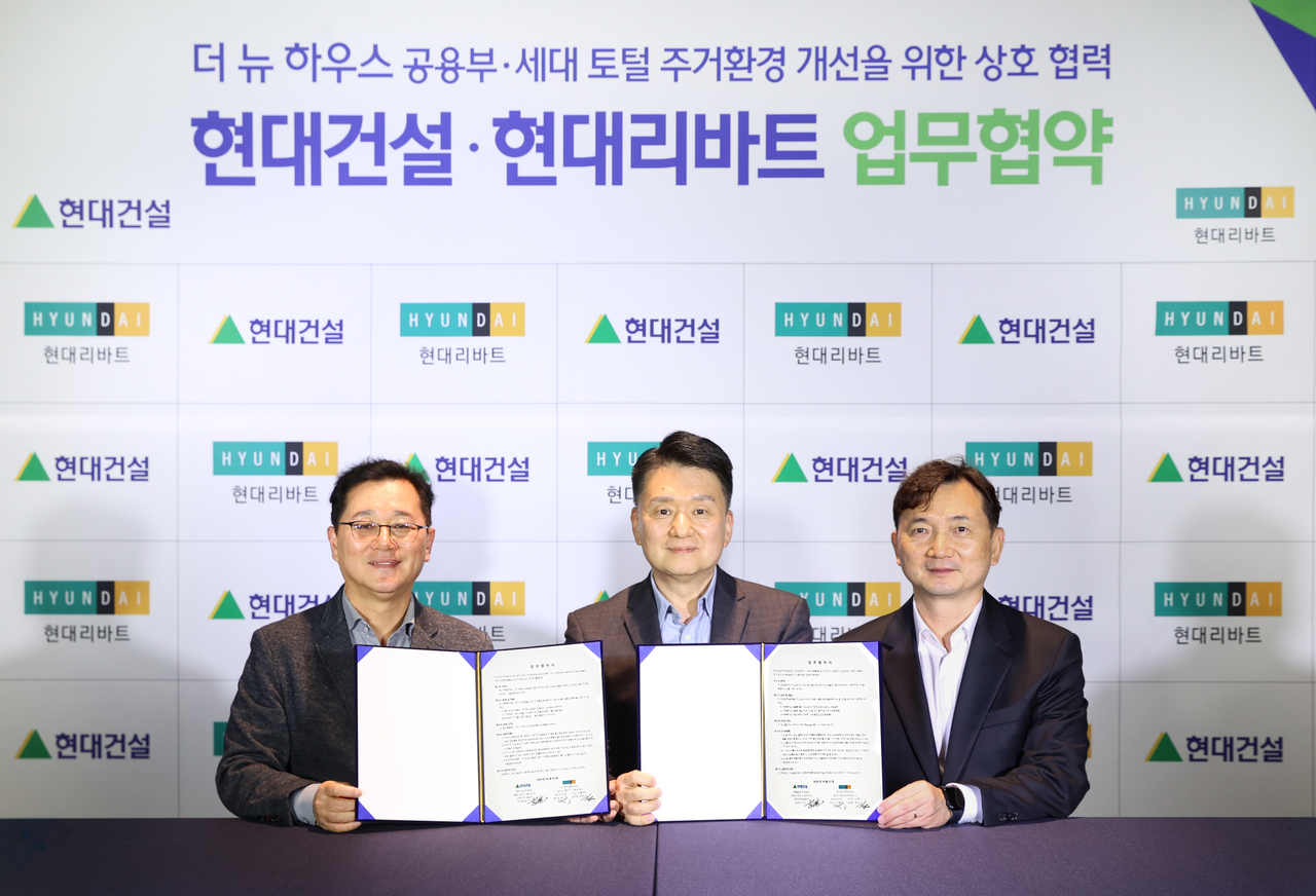 이인기(왼쪽부터) 현대건설 건축주택사업본부장, 권태진(중앙) 현대리바트 라이프스타일본부장, 강민수 현대리바트 비즈니스솔루션본부장이 업무협약을 체결하고 기념사진을 촬영하고 있다. [현대건설 제공]