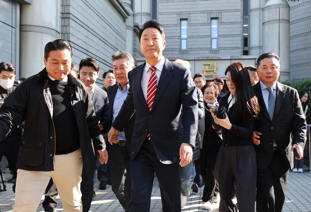 오세훈 서울시장이 23일 서울 서초구 서울고법에서 열린 ‘명태균 여론조사 대납 의혹 사건’ 항소심 공판을 마친 뒤 이동하고 있다. [연합]