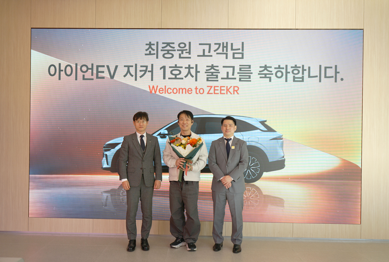 Iron EV, the official dealer of Chinese electric vehicle brand Zeekr, holds the first customer delivery ceremony for the Zeekr 7X electric SUV in the Yeongnam region at the Zeekr Haeundae Center+ in Busan on Thursday. [Iron EV]